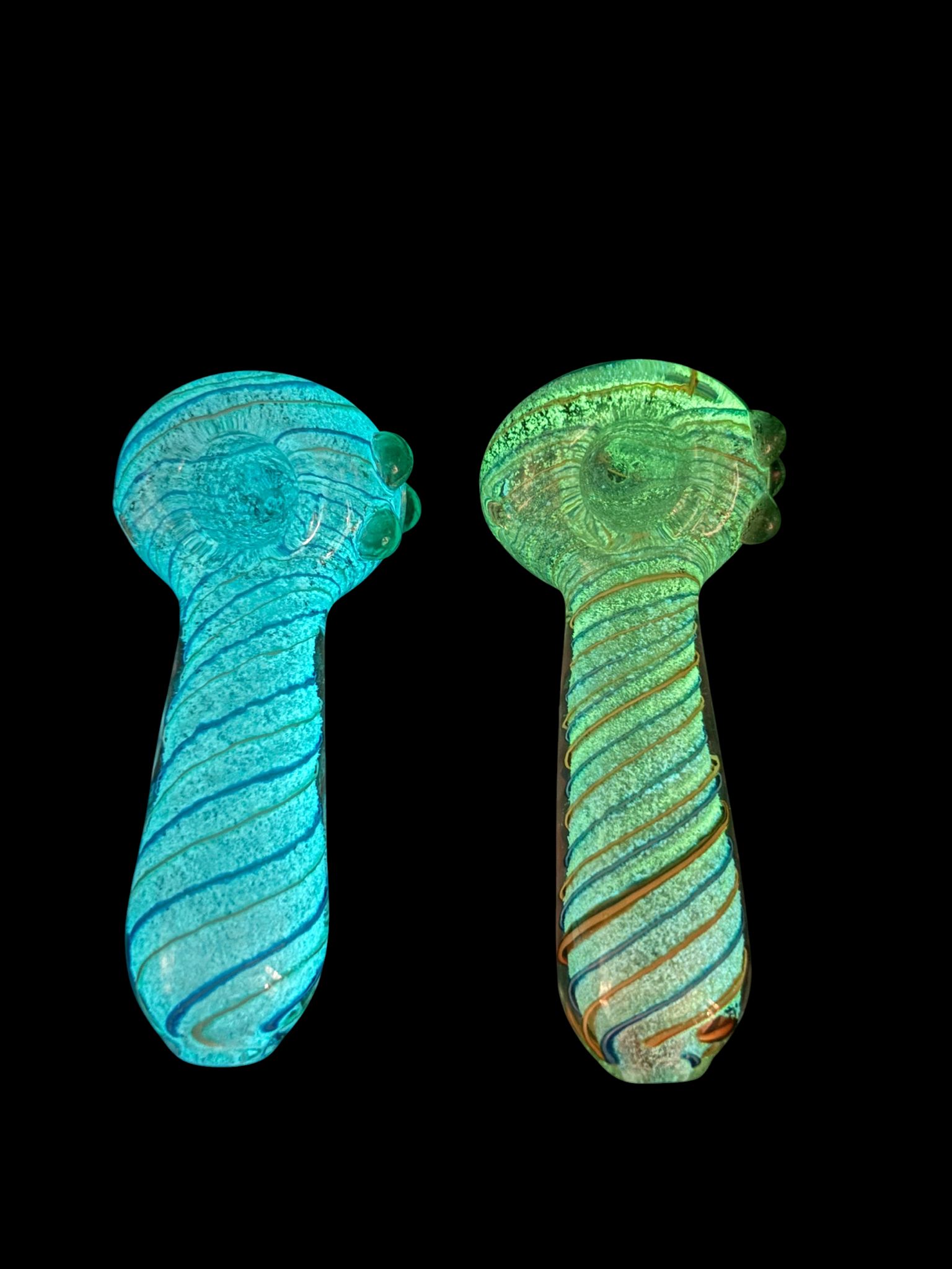 SPIRAL WITH TRIBUMP GLOW IN THE DARK HAND PIPE RS3572